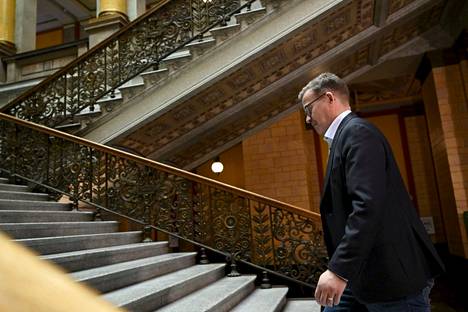 Petteri Orpo poistuu hallitusneuvotteluja koskevasta tiedotustilaisuudesta Säätytalon portaikkoon lauantaina.