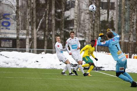 Ilveksen tuorein sopimuspelaaja Eric Oteng lähetti pallon IFK Mariehamnin maalille, jossa Marc Nordqvist oli valmiina.