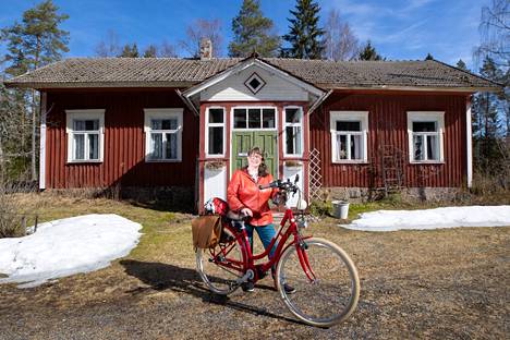 Punainen on vanhus- ja kulttuuripalvelutuottaja Tiina Tervon voimaväri. Uudella, punaisella sähköpolkupyörällä hän viilettää entistäkin vauhdikkaammin seitsemän kilometrin työmatkan. 