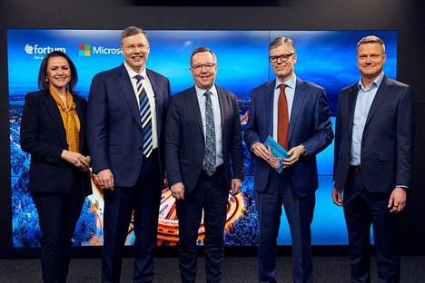 Vasemmalta Fortumin Nebahat Albayrak, Microsoftin Pekka Horo, elinkeinoministeri Mika Lintilä, Fortumin Markus Rauramo, Fortumin Timo Piispa poseeraavat Helsingissä 17. maaliskuuta 2022 julistustilaisuudessa Microsoft ja Fortum yhteistyöhön.