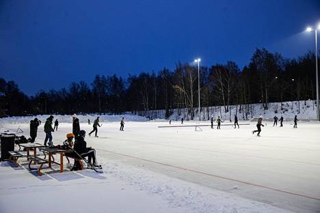 Kalevan urheilupuiston kentälle jäädytetään talvisin 150 kertaa 70 metrin kokoinen tekojääalue.