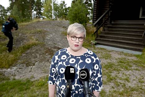 Valtiovarainministeri Annika Saarikko saapui valtiovarainministeriön sisäisiin budjettineuvotteluihin Espoossa 3. elokuuta