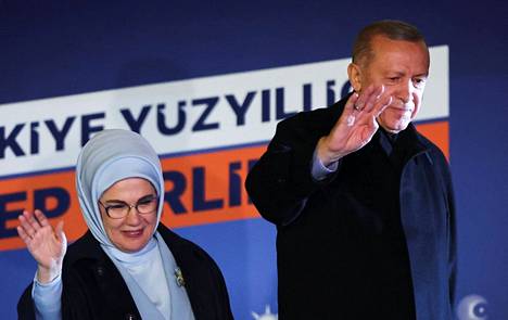 Turkin presidentti Recep Tayyip Erdoğan ja hänen vaimonsa Emine Erdoğan tervehtivät istuvan presidentin kannattajia Turkissa Ankarassa. 