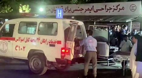 Ihmisiä kuljetettiin sairaalaan iskujen jälkeen Kabulissa.