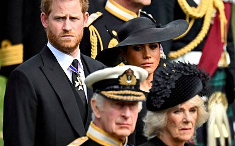 Harry ja Meghan osallistuivat syyskuussa kuningatar Elisabetin hautajaisiin 19. syskuuta 2022. Etualalla kuningas Charles ja hänen puolisonsa Camilla.