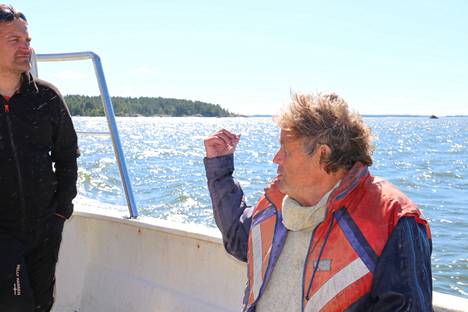 Juhani Mellanoura toimi retken oppaana ja Sami Veneranta kuljettajana. Taustalla näkyy Aspuskerin saari.