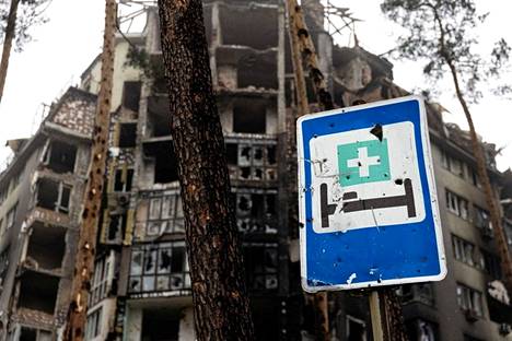 Kansainvälisen Punaisen Ristin välittämä kuva näyttää tuhoutuneen rakennuksen Ukrainan Irpinissä 1. huhtikuuta. Rakennuksen edustalla on sairaalakyltti. 