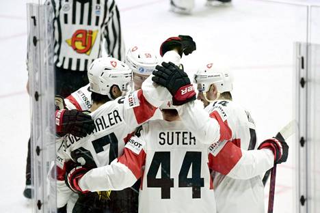 Sveitsin pelaajat tuulettivat 3–3-tasoitusmaalia Kanadaa vastaan.
