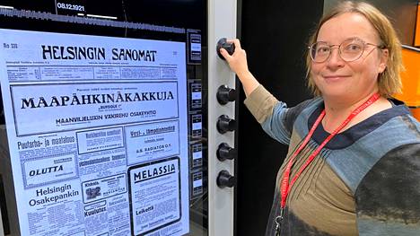 Valkeakoskella asuva historian tutkija Outi Penninkangas näyttää, kuinka Tampereella Vapriikin näyttelyssä voi selata sata vuotta sitten ilmestyneitä sanomalehtiä.