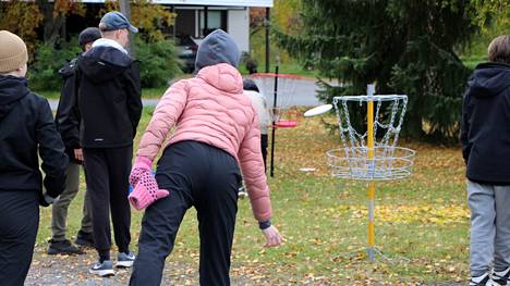 Vilppulan yhteiskoulun kahdeksasluokkalaiset pääsivät kokeilemaan frisbeegolfkiekkojen heittämistekniikoita #BeActive-päivän tapahtumassa.
