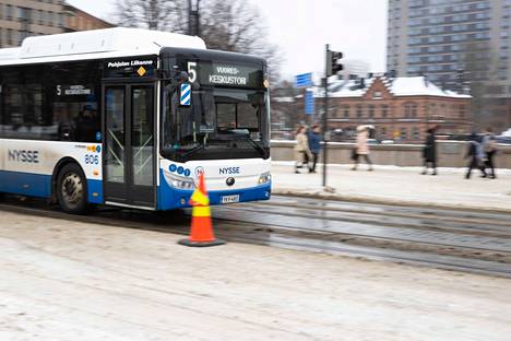 Jos liikennöitsijä saa lakon alaisuudessa olevalle linjalle kuljettajan, linja liikennöi silloin lakosta huolimatta normaalisti. Julkista liikennettä kuvattiin Tampereen Hämeenkadulla 27. helmikuuta. 