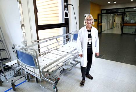 Satasairaalan johtajaylilääkäri Sari Sjövall uskoo Suomen linja koronaviruksen kanssa on hyvä.