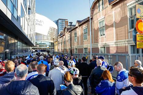 Suomen pelit vetävät eniten väkeä Nokia-areenalle. Osa saapuu keskustaan omalla autolla. Kuva Suomen ensimmäisestä ottelusta viime perjantailta.