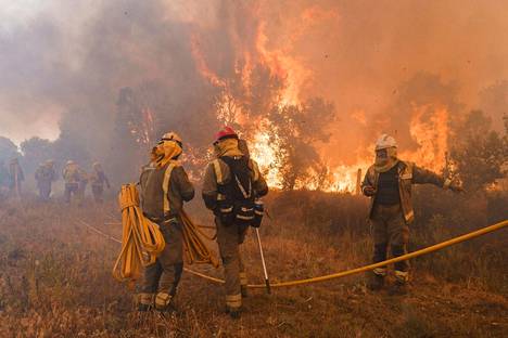 Palomiehet yrittävät taltuttaa maastopaloa Pohjois-Espanjassa.
