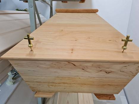 Hautajaisjärjestelyihin saatetaan käyttää useita viikkoja. Tämä lisää ruuhkaa myös tiloissa, missä vainajia säilytetään.