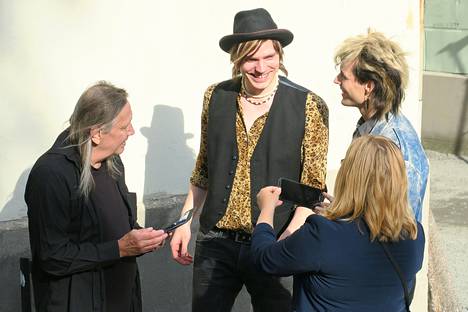 Dingo-kitaristi Jonttu Virta (vas.) tarinoi häntä esittävän Emil Kihlströmin ja Neumannia esittävän Saku Taittosen kanssa kuvaustauolla.
