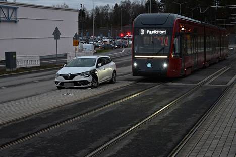 Ratikan ja henkilöauton kolari sattui Tampereen Kalevassa Sarvijaakonkadun ja Rieväkadun risteysalueella. 