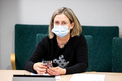 Taysin ylilääkäri Jaana Syrjänen kehottaa ulkomailta palaavia kahden viikon varovaisuuteen, vaikka olisi jo saanut kaksi negatiivista testitulosta.