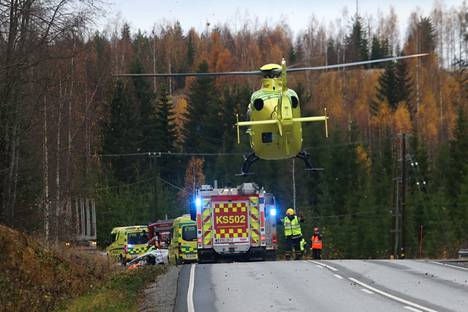 Pelastushelikopteri saapui nopeasti Väätäiskyläntien tieliikenneonnettomuuteen Multialla maanantaina iltapäivällä.
