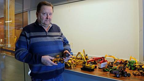 Jouko Kärkkänen on työskennellyt maanrakennusalalla 40 vuotta. Yrityksen toimitiloja Harjavallassa koristaa muun muassa suuri kokoelma alaan liittyviä leluja.