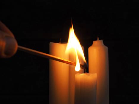 Kynttilöitä ei saisi polttaa kovin montaa kerrallaan, eikä joka ilta, sanoo Hengitysliiton asiantuntija Kirsi Säkkinen. 