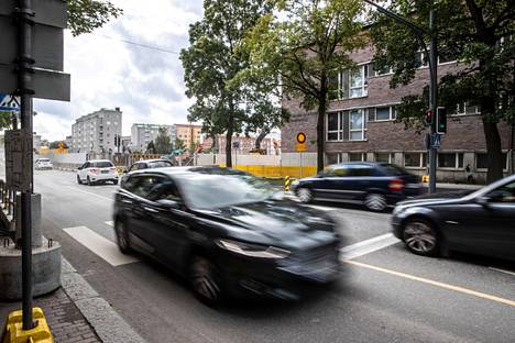  Sisä-Suomen poliisi jatkaa erityisesti suojatiesääntöjen valvontaa vappuun asti. Tavoitteena on lisätä kokonaisturvallisuutta suojatien käyttäjille ja muistuttaa ajoneuvojen kuljettajia heidän velvollisuuksistaan suojatiellä. Kalevan puistotien suojatie kuvattiin 11. elokuuta 2021.