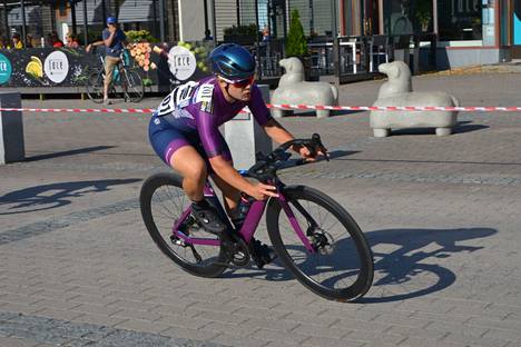 Henttala Development Teamin Ida Sten pyöräili toiseksi ja oli loppupisteissä ykkönen.