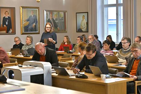 Valtio leikkaa kuntien rahoja, mikä näkyy Raumankin taloudessa isona alijäämänä aiempien vuosien ylijäämäbudjettien sijaan. SDP:n ryhmäpuheen pitänyt Heidi Hiljanen (seisomassa) totesi, että talousarviosyksy on ollut erilainen kuin muutamaan vuoteen. 