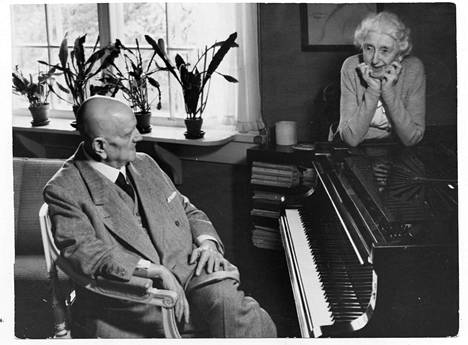 Jean ja Aino Sibelius vanhemmilla päivillään Ainolassa 1940-luvun puolivälissä.