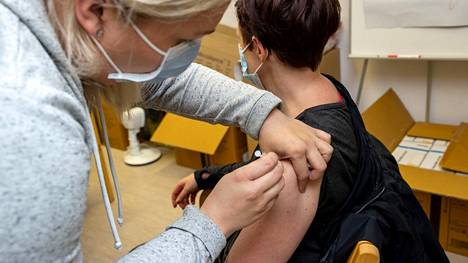 Tutkimuksen mukaan naiset kärsivät long covid -oireista miehiä useammin. Jenni Eronen sai tehosterokotteen koronavirusta vastaan Kangasalan terveysaseman rokotuspisteellä 19. elokuuta.