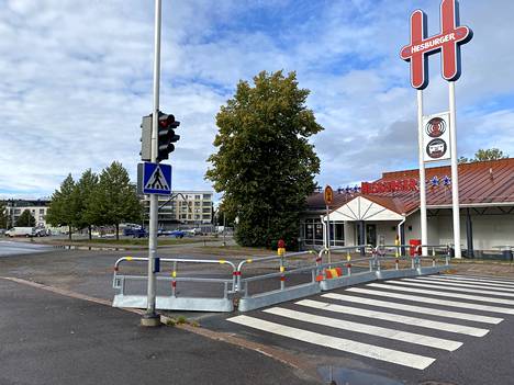 Kaupunki haluaisi sijoittaa uuden matkakeskuksen nykyisen Hesburgerin tontille. Nortamonkadun ja hampurilaisravintolan takaa kulkevan Pipanpolun rajaama paikka on aika ahdas, myöntää kaavoitusjohtaja Juha Eskolin.