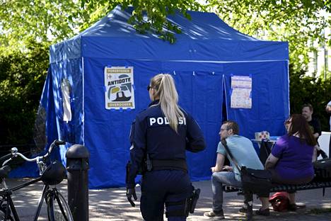 Poliisi saapui paikalle Dallapénpuistoon pian teltan pystyttämisen jälkeen.