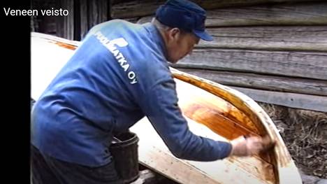 Muistatko, kun Jämsänkosken työväenopiston veneenveistopiirissä rakennettiin puuvene? Nostalgia-video kertoo, miten työ kävi.