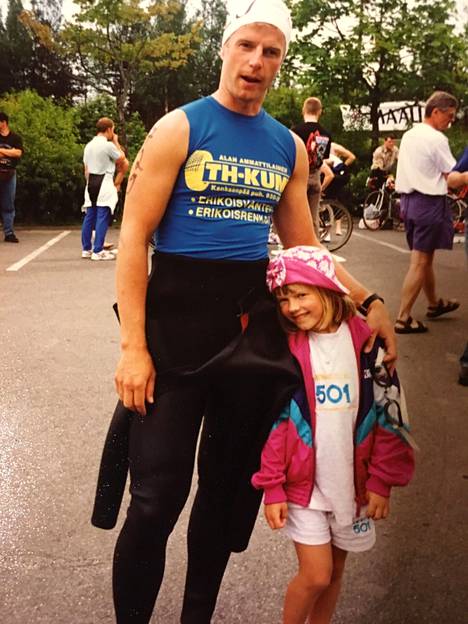 Lotta on ollut pienestä asti isän tyttö. Kuva 1990-luvulta, kun Jyrki kilpaili triathlonin ikämiessarjoissa. Nyt kun molemmat tietävät paikkansa, välit ovat vain parantuneet.