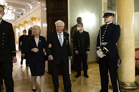 Väinö Aronen ja hänen tyttärensä Pirjo Andersson poistuvat Valtiosalista. 