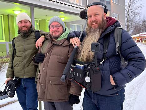 Hannu Pyyhtiä (vas.), Janne Kataja ja Sami Auru viettivät Jämsässä Kuokkavieras Kataja -sarjan kuvausten merkeissä 42 tuntia, joista ei käänteitä puuttunut.