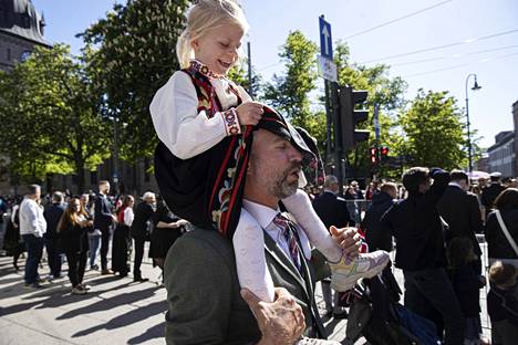 Isä Carl-Erik Martinsen kantoi tytärtään Emilie Soelberg Martinsenia harteillaan melkein koko päivän.