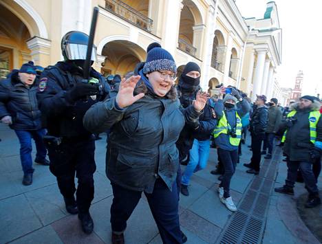 Poliisit pidättivät Venäjän Pietarissa 27. helmikuuta sodanvastaiseen mielenosoituksen osallistujia. Samana päivänä Venäjän presidentti Vladimir Putin määräsi ydinasevalmiutensa hälytystilaan. 