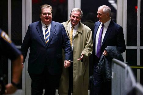 Trump Organization -yhtiön asianajajat William Brennan ja Michael van der Veen poistuivat oikeustalolta New Yorkissa perjantaina 13. tammikuuta.