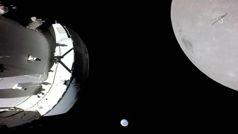 Nasan Orion-aluksen kamera otti kuvan, jossa näkyy osa alusta, maapallo ja kuu avaruudessa.