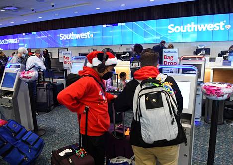 Lentomatkustajat tekivät lähtöselvitystä Orlandon lentoasemalla aatonaattona torstaina.