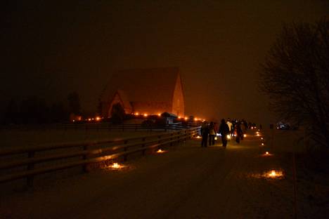 Tunnelmallinen lyhtykulkue kulkee jälleen tänä vuonna Tyrvään kirkolta Pyhälle Olaville.
