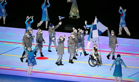 Suomen joukkue Pekingin paralympialaisten avajaisissa perjantaina.