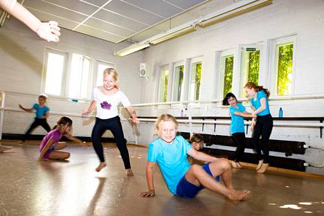 Tampereella tanssillista iltapäiväkerhotoimintaa järjestää Dance Up Academy, jonka tanssitunnilla vierailimme perjantaina 26. elokuuta. Tanssahtelemassa ovat Olga Jokilaakso (vas.) ja Tuovi Kekki. Tanssikerhoon ei tänä syksynä ole ollut normaalia enempää hakijoita. Monet vanhemmat ovat kuitenkin lähestyneet järjestäjiä viime tingassa ennen koulujen alkua.