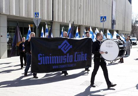 Sinimustan liikkeen marssijoita Valkoinen vappu -tapahtumassa Tampereella vappupäivänä 1. toukokuuta 2022.