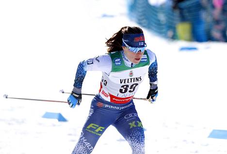 Krista Pärmäkoski piti vauhtia yllä alkuerässään. Sprinttifinaaliin hän ylsi Davosissa aikavertailun kautta. Kuva viime helmikuulta Lahden maailmancupista.