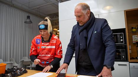 Henna Suominen on yksi Pesäkarhujen tämän kauden uusista pelaajista. Raumalta siirtynyt Suominen ja puheenjohtaja Vesa Saine allekirjoittivat sopimuksen lokakuussa.