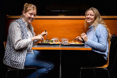 Keskustakampuksen ravintola Linnassa lounastavat hollantilaiset vaihto-opiskelijat Bregje Wilpshaar ja Annick Blanket ovat ilahtuneita siitä, miten monipuolisen opiskelijalounaan Suomessa saa alle kolmella eurolla. He kertovat, että Hollannissa pelkkä keitto maksaa kampuksella vähintään viisi euroa. Wilpshaar on ollut erityisen vaikuttunut suomalaisten yliopistoravintoloiden salaattipöydistä.