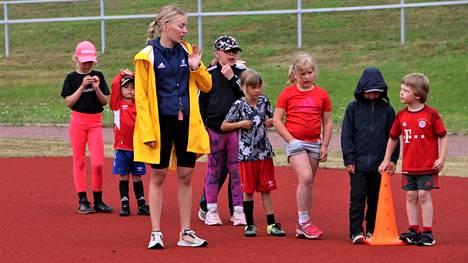 Kuunnelkaa tarkasti, eikä sitten oikaista radalla. Emma Niittyniemi ohjasi lapsia yleisurheilun lajivalikoimaan.