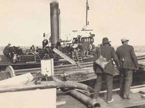 Tässä kuvassa näkyy Haakon Uddfolkin mukaan Frans Erkko hylkeennahkalaukkuineen matkalla tyhjentämään torpedovenettä ruumiista. Kuva on siis tämän tiedon perusteella kesältä 1926.